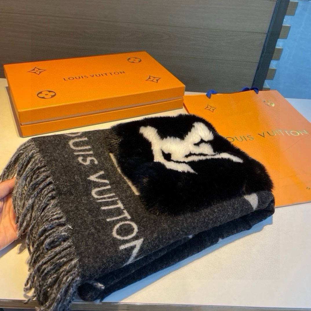 -L口袋羊绒长巾🆕LV新款披肩围巾，延续冬日经典❗️羊绒添缀兔毛P口袋，嵌饰 Monogram 图案更显尊贵，纤长流苏为