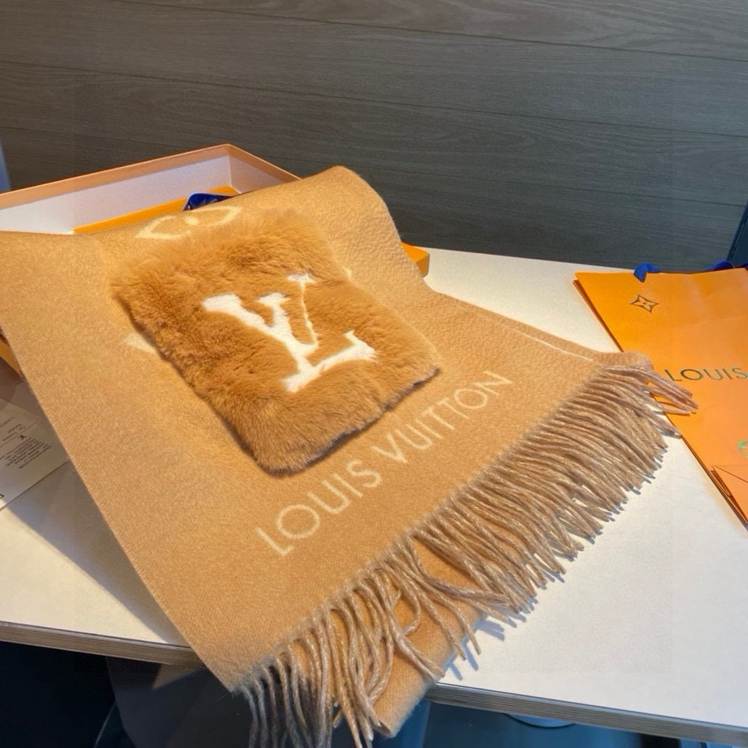 -L口袋羊绒长巾🆕LV新款披肩围巾，延续冬日经典❗️羊绒添缀兔毛P口袋，嵌饰 Monogram 图案更显尊贵，纤长流苏为