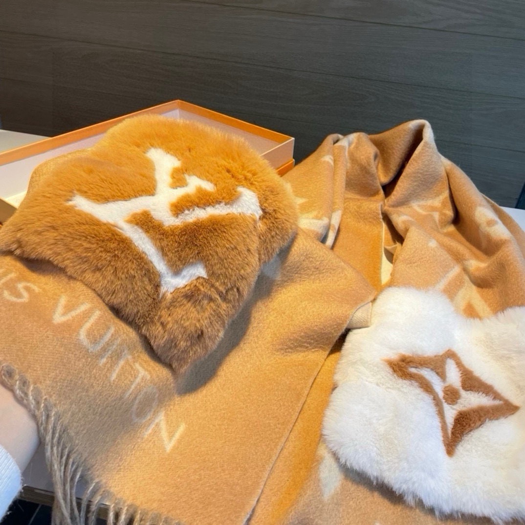 -L口袋羊绒长巾🆕LV新款披肩围巾，延续冬日经典❗️羊绒添缀兔毛P口袋，嵌饰 Monogram 图案更显尊贵，纤长流苏为