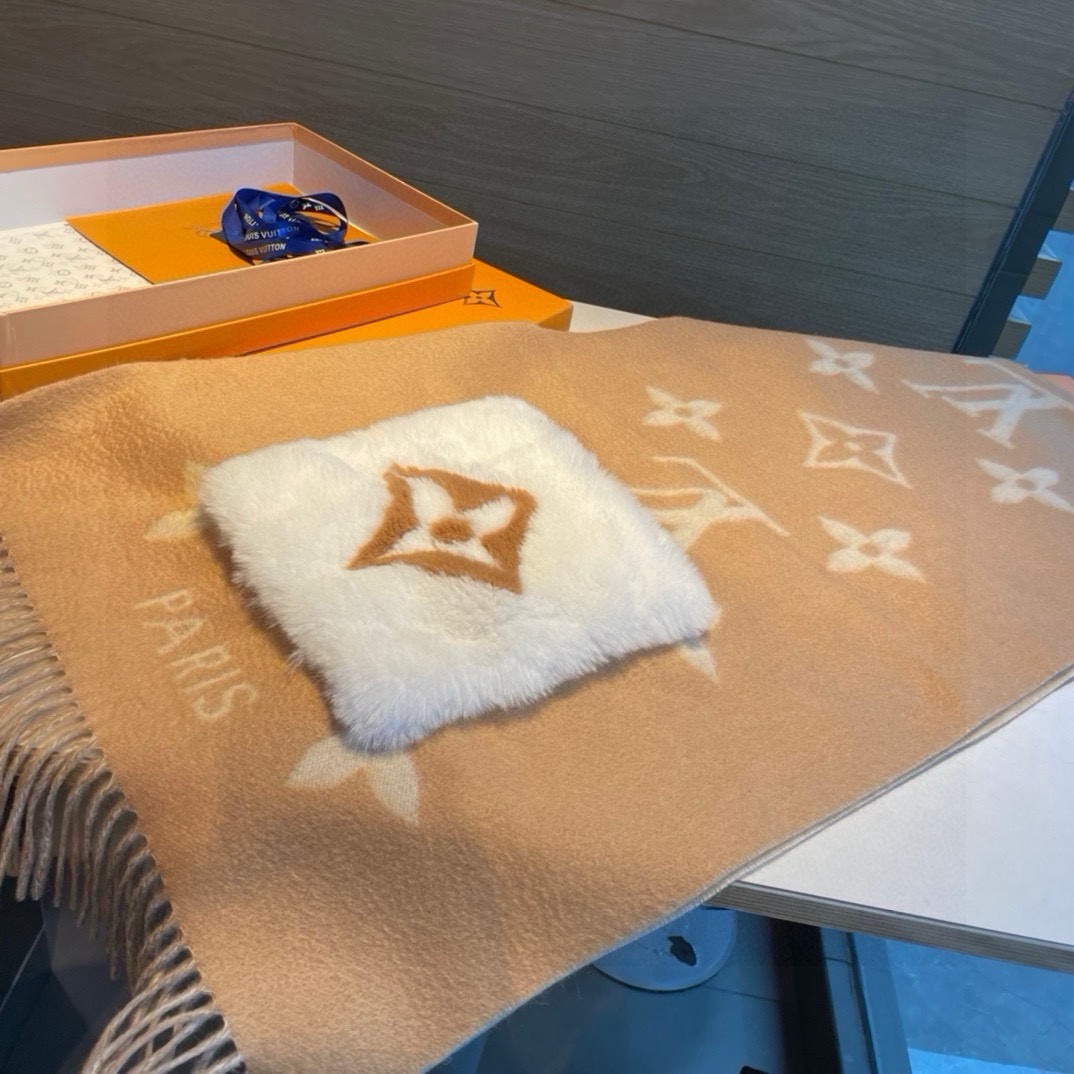 -L口袋羊绒长巾🆕LV新款披肩围巾，延续冬日经典❗️羊绒添缀兔毛P口袋，嵌饰 Monogram 图案更显尊贵，纤长流苏为