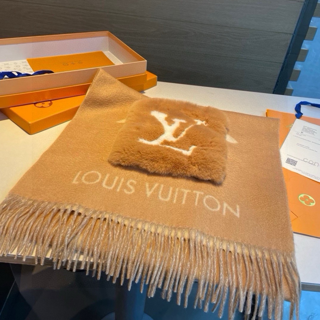 -L口袋羊绒长巾🆕LV新款披肩围巾，延续冬日经典❗️羊绒添缀兔毛P口袋，嵌饰 Monogram 图案更显尊贵，纤长流苏为