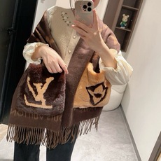 -L口袋羊绒长巾🆕LV新款披肩围巾,延续冬日经典❗️羊绒添缀兔毛P口袋,嵌饰 Monogram 图案更显尊贵,纤长流苏为 -L口袋羊绒长巾🆕LV新款披肩围巾,延续冬日经典❗️羊绒添缀兔毛P口袋,嵌饰 Monogram 图案更显尊贵,纤长流苏为