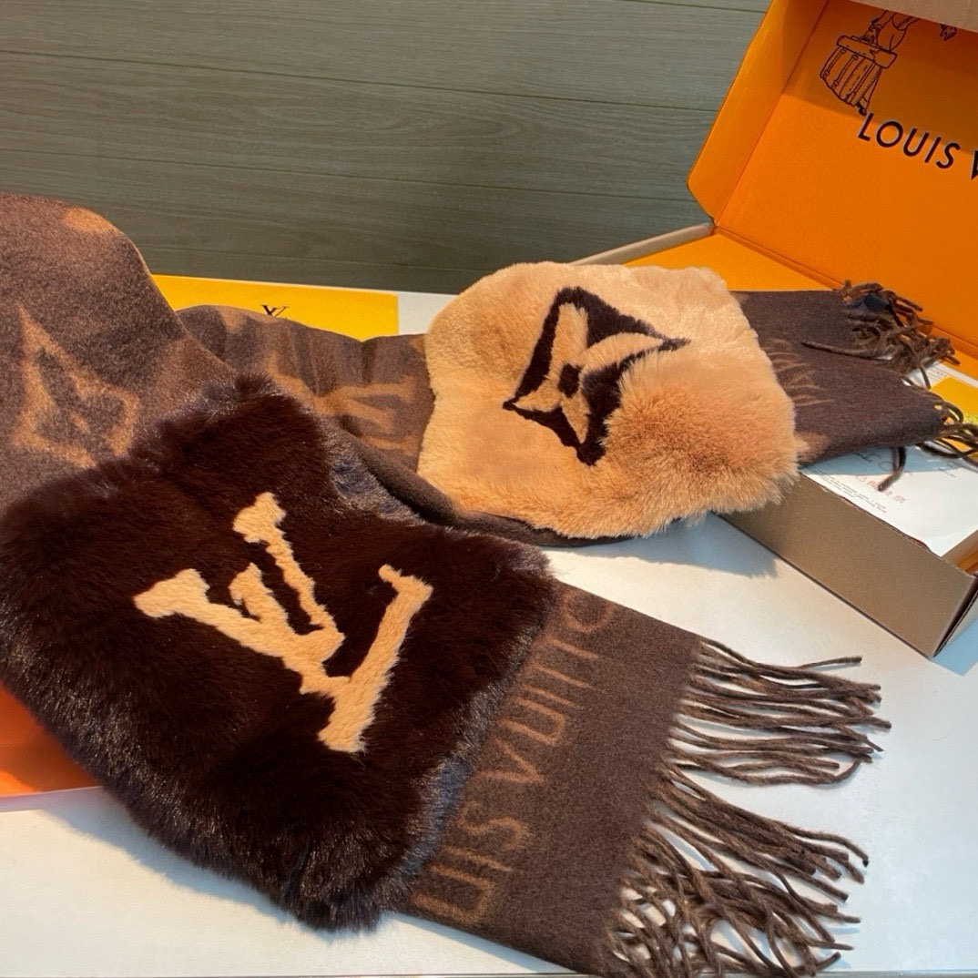 -L口袋羊绒长巾🆕LV新款披肩围巾，延续冬日经典❗️羊绒添缀兔毛P口袋，嵌饰 Monogram 图案更显尊贵，纤长流苏为