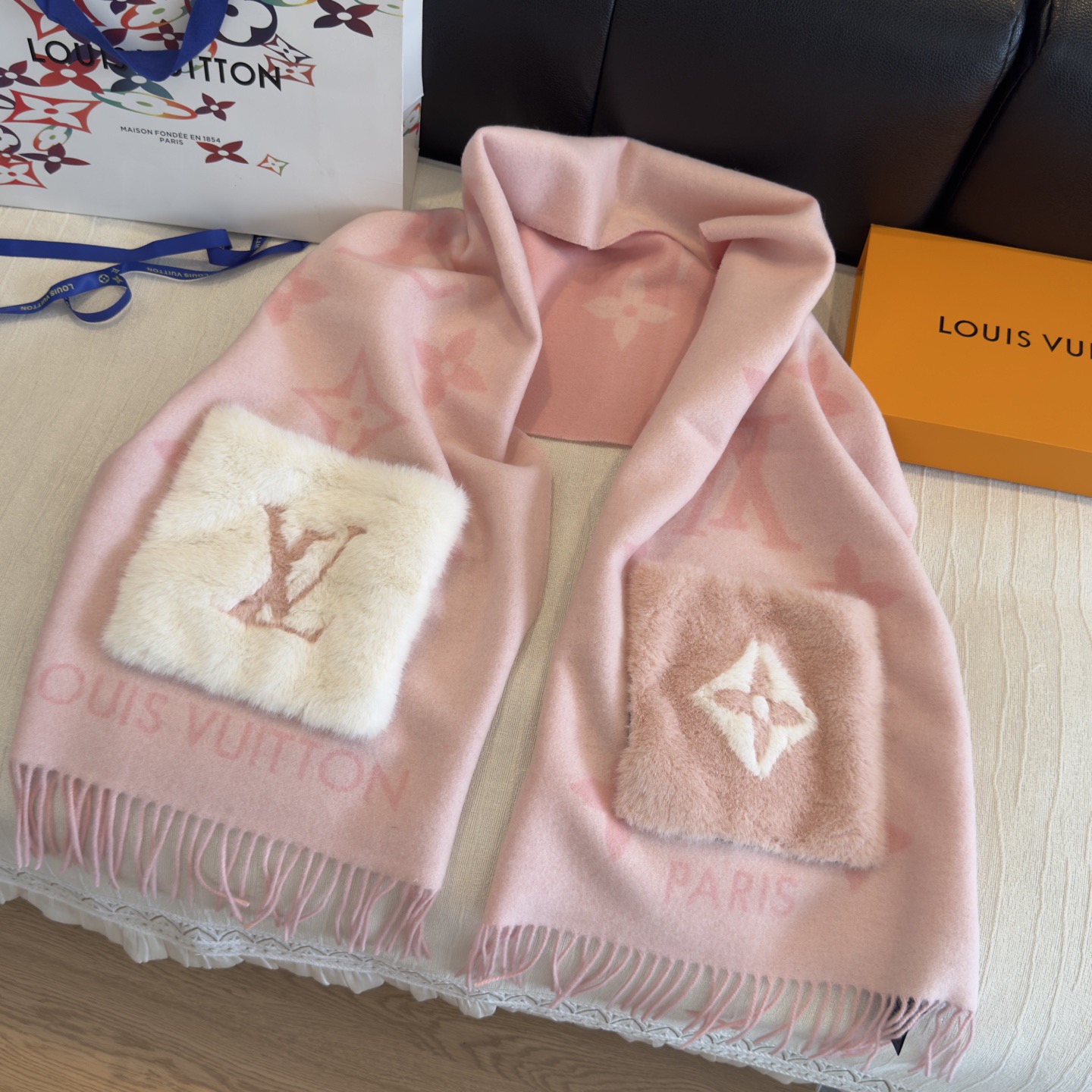 -L口袋羊绒长巾🆕LV新款披肩围巾，延续冬日经典❗️羊绒添缀兔毛P口袋，嵌饰 Monogram 图案更显尊贵，纤长流苏为