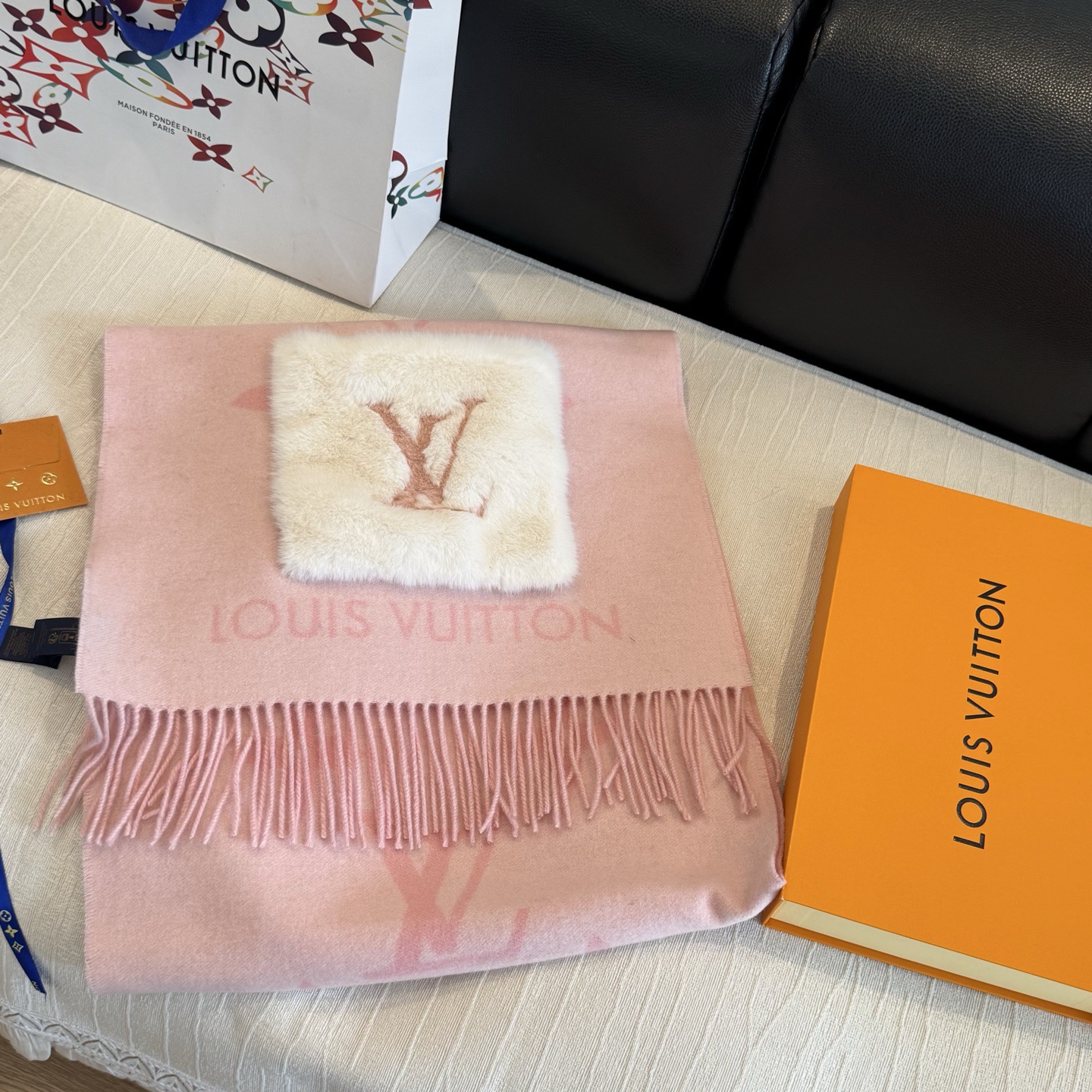 -L口袋羊绒长巾🆕LV新款披肩围巾，延续冬日经典❗️羊绒添缀兔毛P口袋，嵌饰 Monogram 图案更显尊贵，纤长流苏为