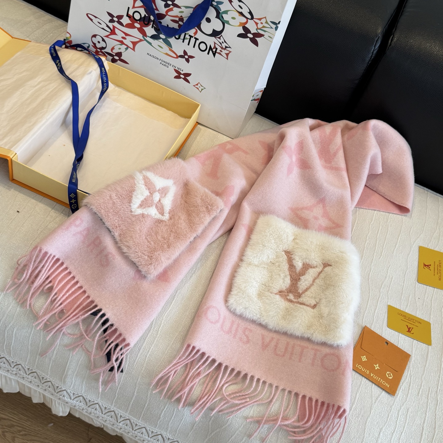 -L口袋羊绒长巾🆕LV新款披肩围巾，延续冬日经典❗️羊绒添缀兔毛P口袋，嵌饰 Monogram 图案更显尊贵，纤长流苏为