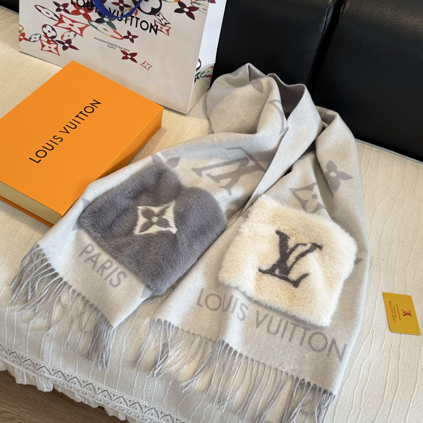 -L口袋羊绒长巾🆕LV新款披肩围巾，延续冬日经典❗️羊绒添缀兔毛P口袋，嵌饰 Monogram 图案更显尊贵，纤长流苏为