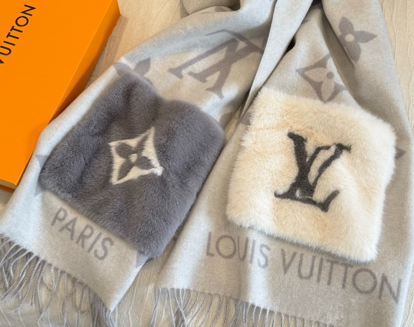 -L口袋羊绒长巾🆕LV新款披肩围巾，延续冬日经典❗️羊绒添缀兔毛P口袋，嵌饰 Monogram 图案更显尊贵，纤长流苏为