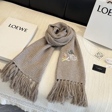 Loewe✖️Sunafujita联名款 小兔花卉刺绣流苏 原单!重磅推荐!新款针织围巾!低调的奢侈感。极品柔美精英高手 Loewe✖️Sunafujita联名款 小兔花卉刺绣流苏 原单!重磅推荐!新款针织围巾!低调的奢侈感。极品柔美精英高手