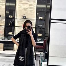 这是Chanel经典款黑色双C闪片围巾,黑底上分布着细腻闪片星光,中间是标志性双C交织Logo,边缘带流苏设计,低调中带 这是Chanel经典款黑色双C闪片围巾,黑底上分布着细腻闪片星光,中间是标志性双C交织Logo,边缘带流苏设计,低调中带