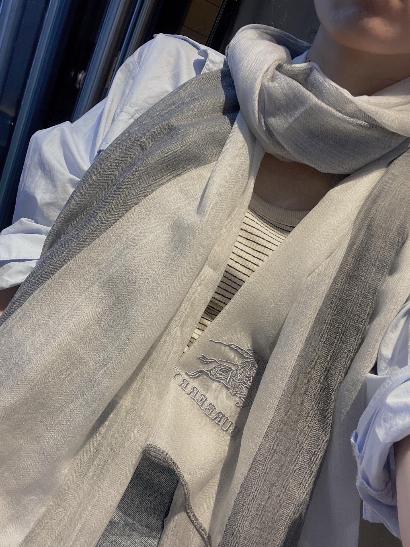 巴宝莉Burberry  经典专柜款、专柜同步 超薄羊绒格子披肩现货秒发  衣柜必备经典款VIP推荐！！！早秋经典巴格羊