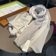 巴宝莉Burberry 经典专柜款、专柜同步 超薄羊绒格子披肩现货秒发 衣柜必备经典款VIP推荐!!!早秋经典巴格羊 巴宝莉Burberry 经典专柜款、专柜同步 超薄羊绒格子披肩现货秒发 衣柜必备经典款VIP推荐!!!早秋经典巴格羊