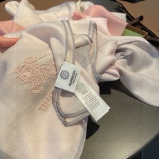 巴宝莉Burberry 经典专柜款、专柜同步 超薄羊绒格子披肩现货秒发 衣柜必备经典款VIP推荐!!!早秋经典巴格羊 巴宝莉Burberry 经典专柜款、专柜同步 超薄羊绒格子披肩现货秒发 衣柜必备经典款VIP推荐!!!早秋经典巴格羊