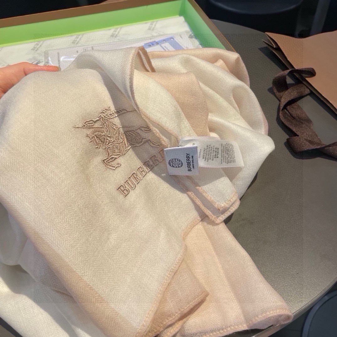 巴宝莉Burberry  经典专柜款、专柜同步 超薄羊绒格子披肩现货秒发  衣柜必备经典款VIP推荐！！！早秋经典巴格羊