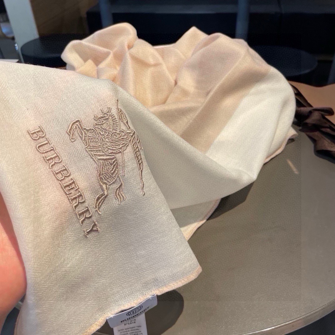 巴宝莉Burberry  经典专柜款、专柜同步 超薄羊绒格子披肩现货秒发  衣柜必备经典款VIP推荐！！！早秋经典巴格羊