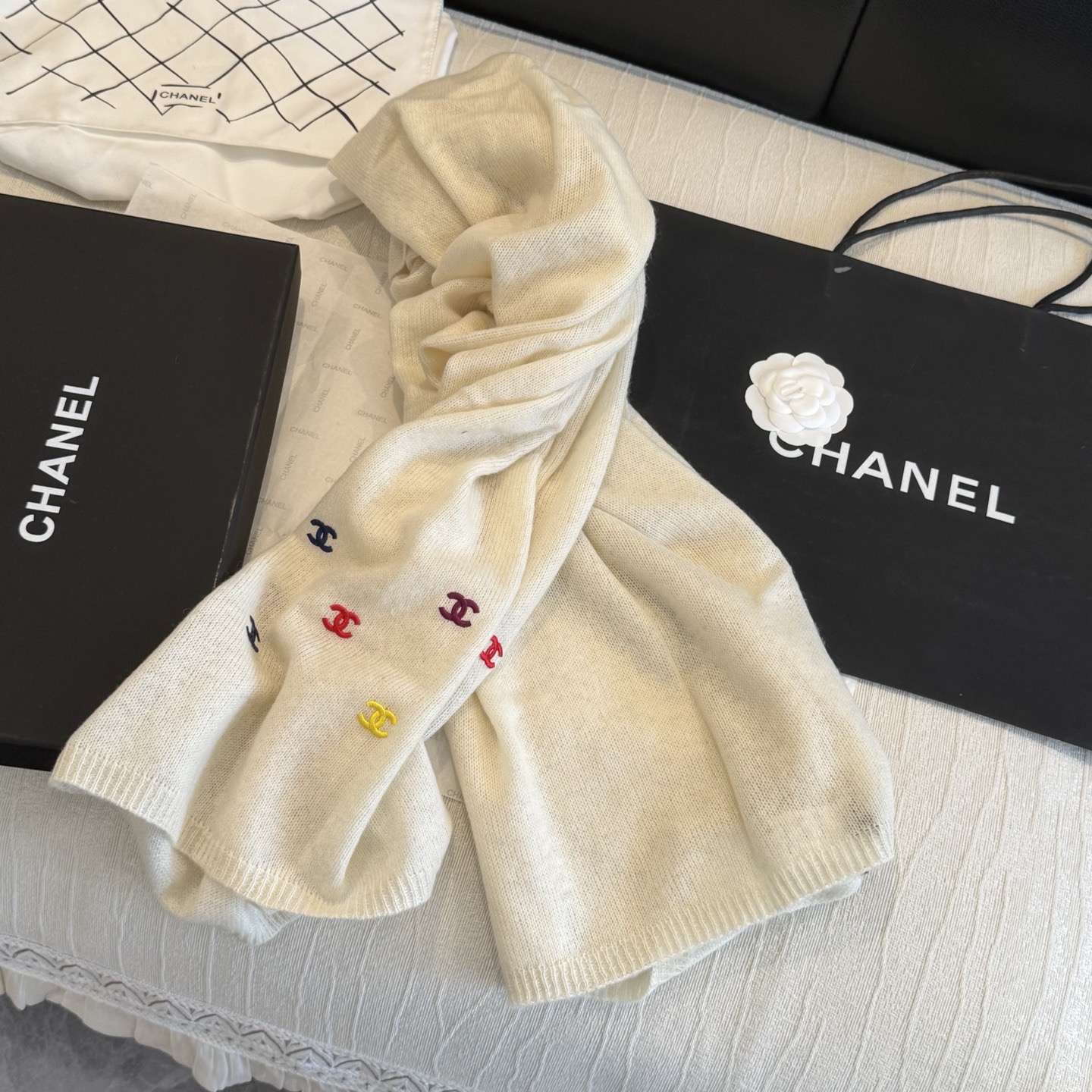 刺绣版 CHANEL羊绒长巾👏💙顶级原单正品旷世绝美【小香披肩】羊绒围巾，顶级高端货👼【绝对值得珍藏👍】👏香奈儿绝美百搭