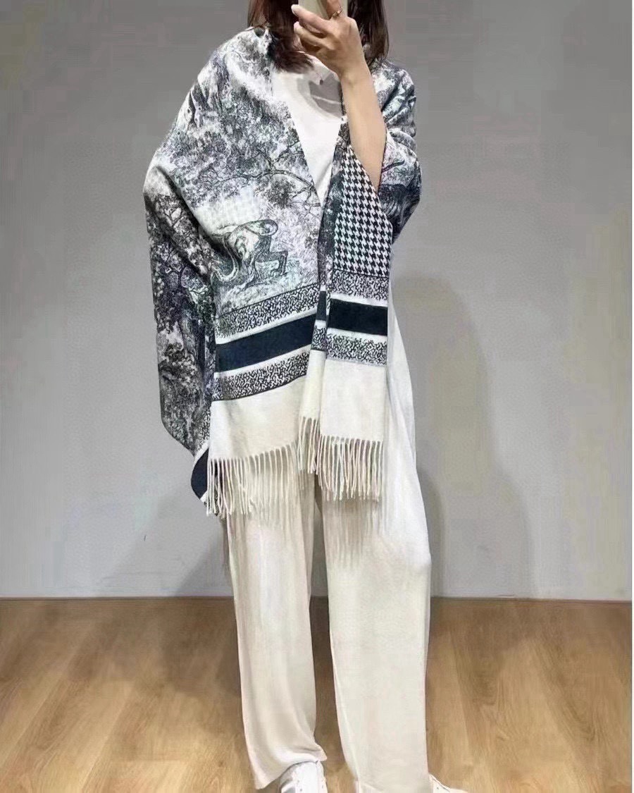 品名:【DIOR 迪奥动物元素流苏长巾】  尺寸:70✖️200CM 材质:100%山羊绒 爆款，专柜最新款式 双面羊绒