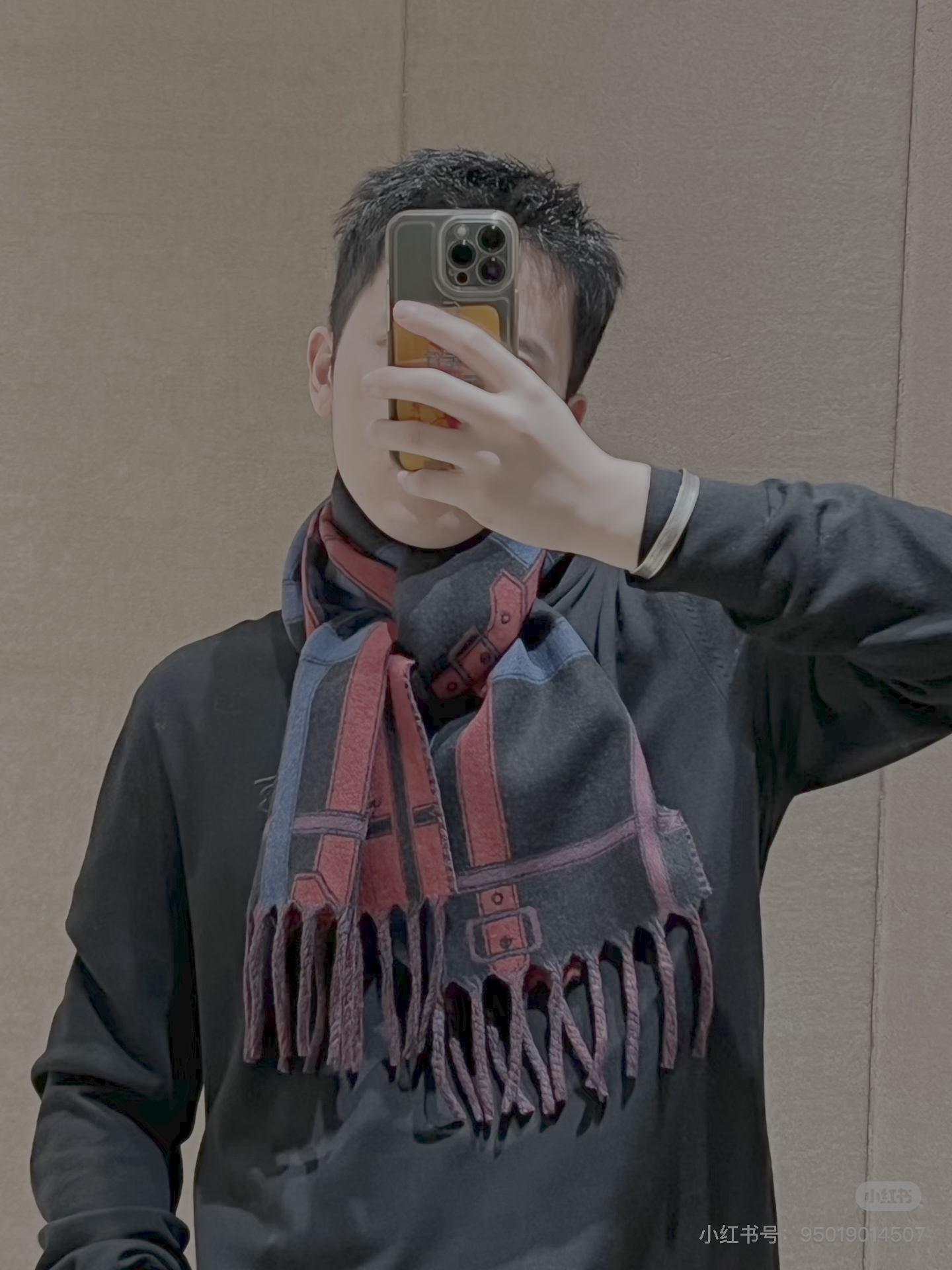 Burberry巴宝莉 围巾 .100%山羊绒 双面羊绒围巾，双面两用设计，一面装饰 Burberry 条纹、专属标识和