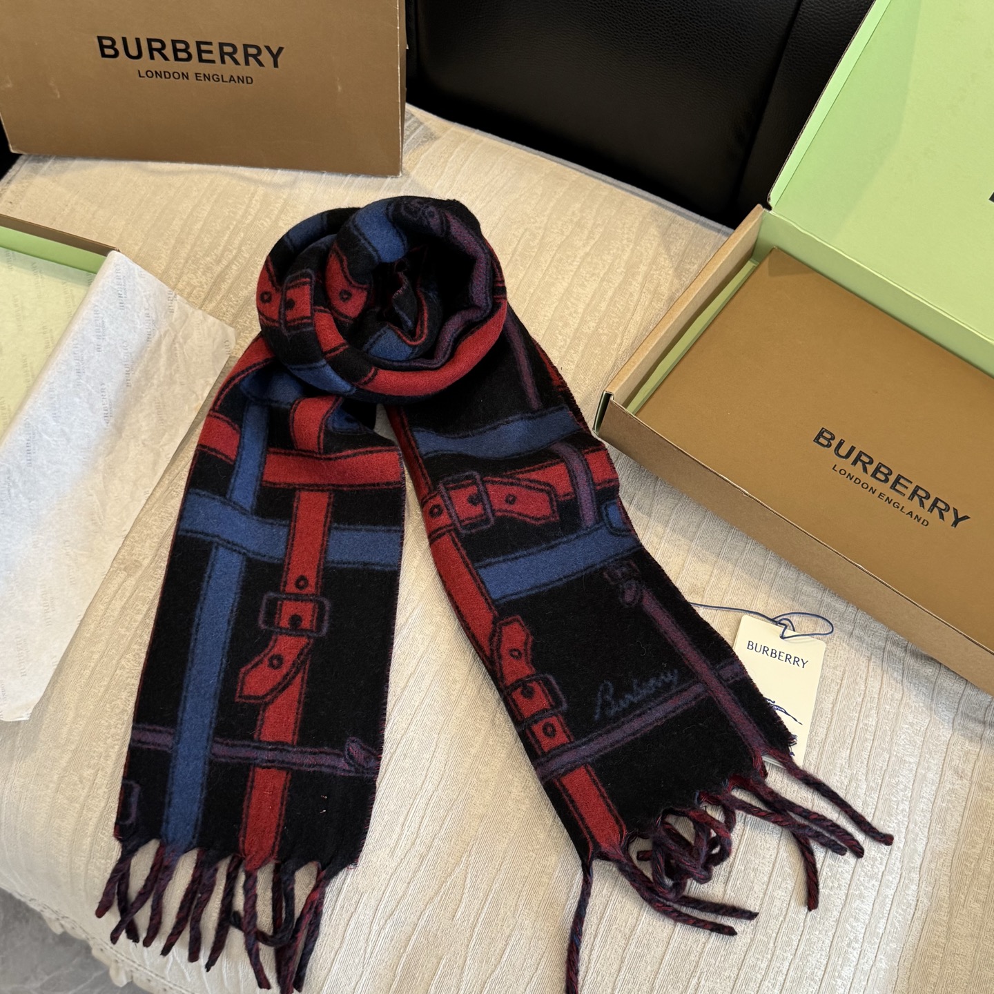Burberry巴宝莉 围巾 .100%山羊绒 双面羊绒围巾，双面两用设计，一面装饰 Burberry 条纹、专属标识和