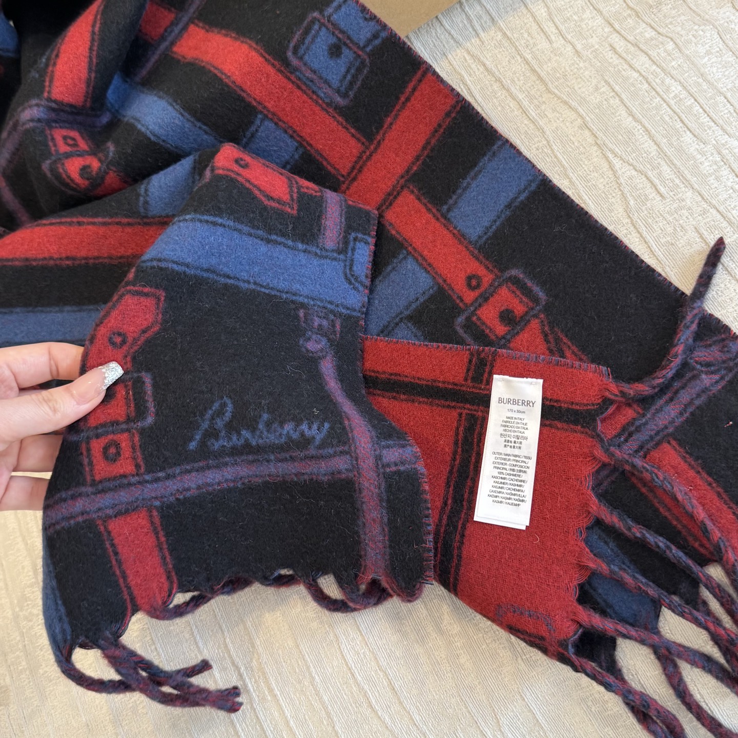 Burberry巴宝莉 围巾 .100%山羊绒 双面羊绒围巾，双面两用设计，一面装饰 Burberry 条纹、专属标识和