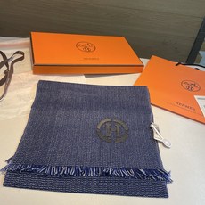 山羊绒围巾(100%山羊绒)。 这款山羊绒围巾在尼泊尔纯手工制作,以编织工艺呈现低调的“H”字母图案,并点缀刺绣皮革“H 山羊绒围巾(100%山羊绒)。 这款山羊绒围巾在尼泊尔纯手工制作,以编织工艺呈现低调的“H”字母图案,并点缀刺绣皮革“H