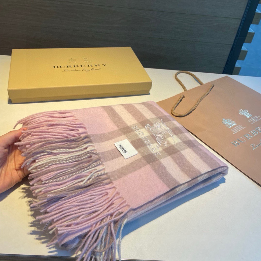 巴宝莉经典格子万年款，bbr战马刺绣🪡经典【小格披肩】品质手感好到不行‼️100%羊羔绒♨️高尖端产物⚠️绝对令人尖叫的