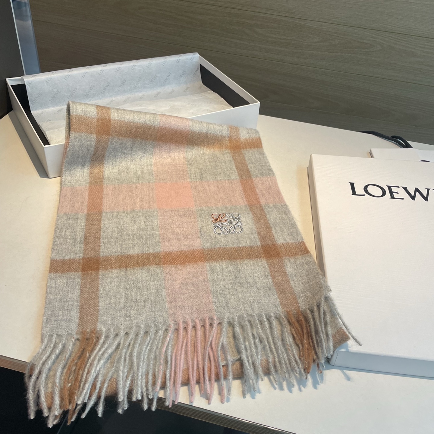 上新！Loewe · 罗意威️难得一见的温柔配色，低调又不失优雅❗️】重点推荐❗️双面配色，一条围巾两种风格搭配，高级舒