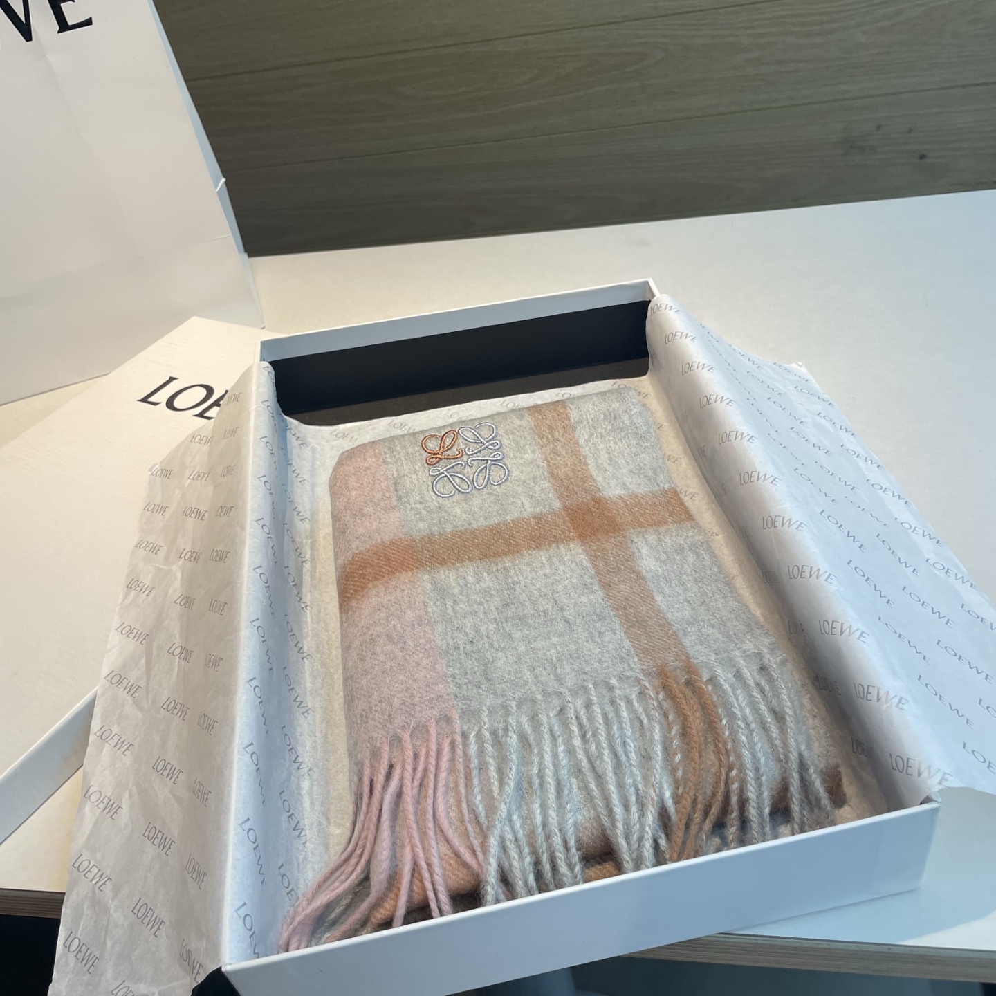 上新！Loewe · 罗意威️难得一见的温柔配色，低调又不失优雅❗️】重点推荐❗️双面配色，一条围巾两种风格搭配，高级舒