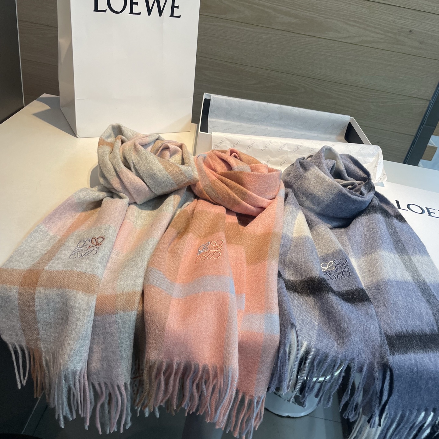 上新！Loewe · 罗意威️难得一见的温柔配色，低调又不失优雅❗️】重点推荐❗️双面配色，一条围巾两种风格搭配，高级舒