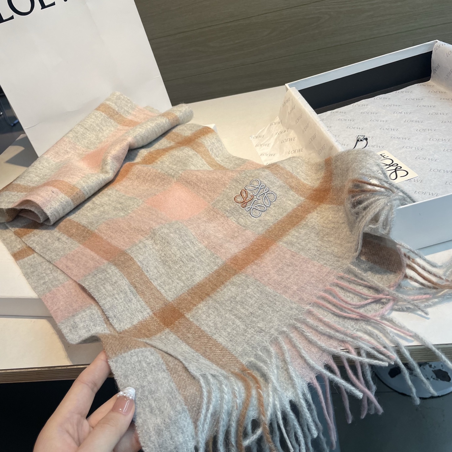 上新！Loewe · 罗意威️难得一见的温柔配色，低调又不失优雅❗️】重点推荐❗️双面配色，一条围巾两种风格搭配，高级舒