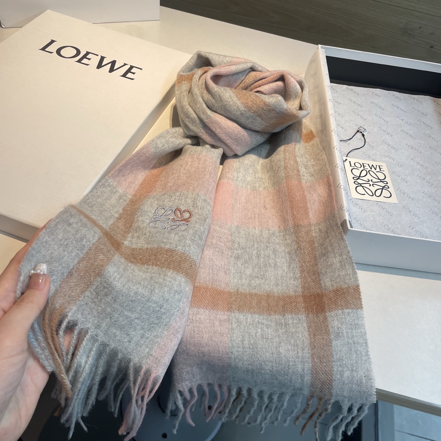 上新！Loewe · 罗意威️难得一见的温柔配色，低调又不失优雅❗️】重点推荐❗️双面配色，一条围巾两种风格搭配，高级舒