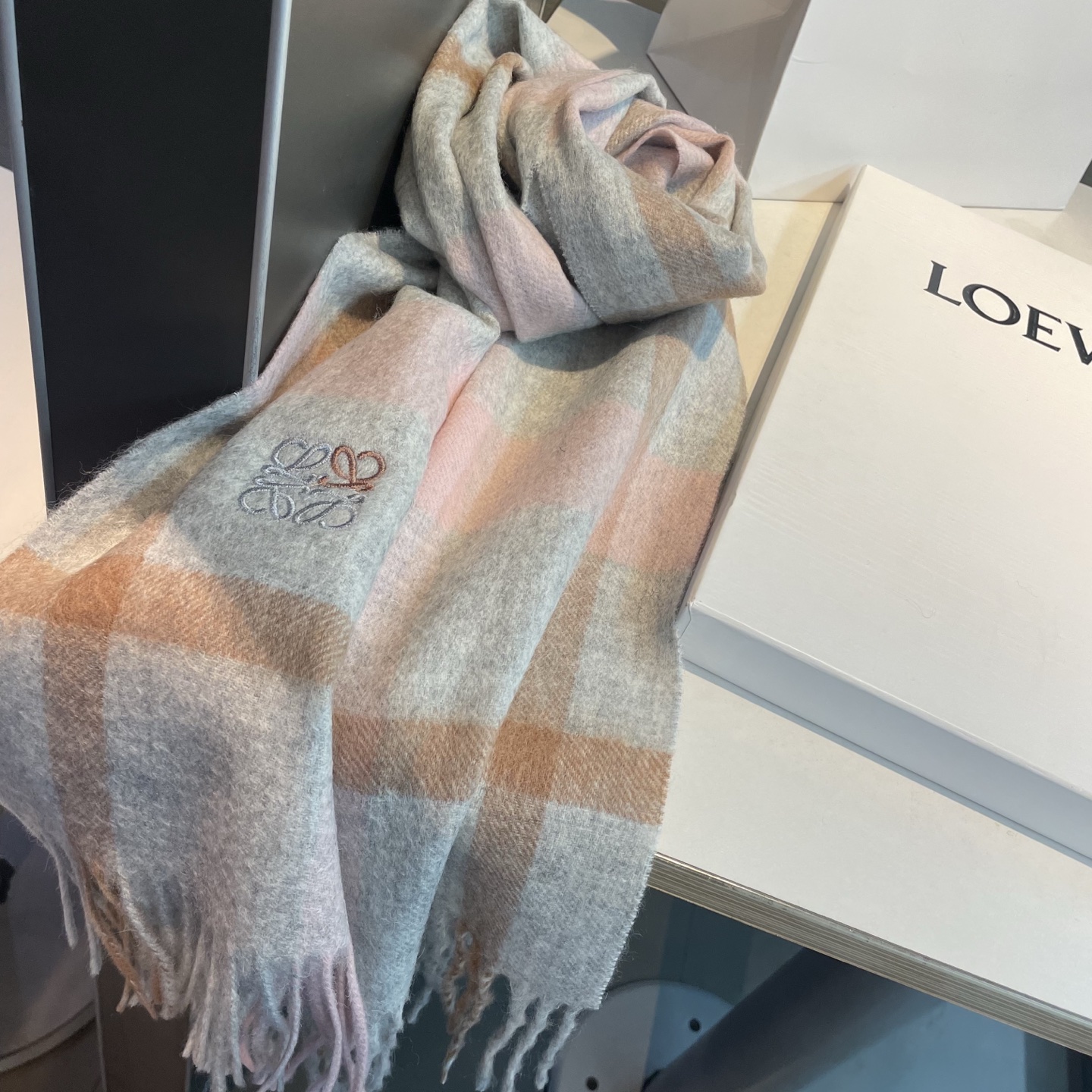 上新！Loewe · 罗意威️难得一见的温柔配色，低调又不失优雅❗️】重点推荐❗️双面配色，一条围巾两种风格搭配，高级舒