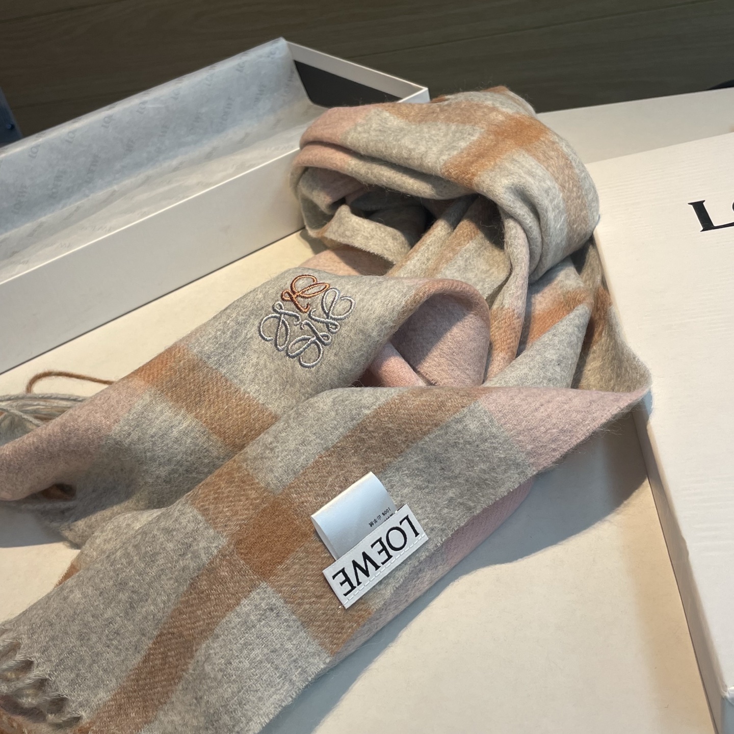 上新！Loewe · 罗意威️难得一见的温柔配色，低调又不失优雅❗️】重点推荐❗️双面配色，一条围巾两种风格搭配，高级舒