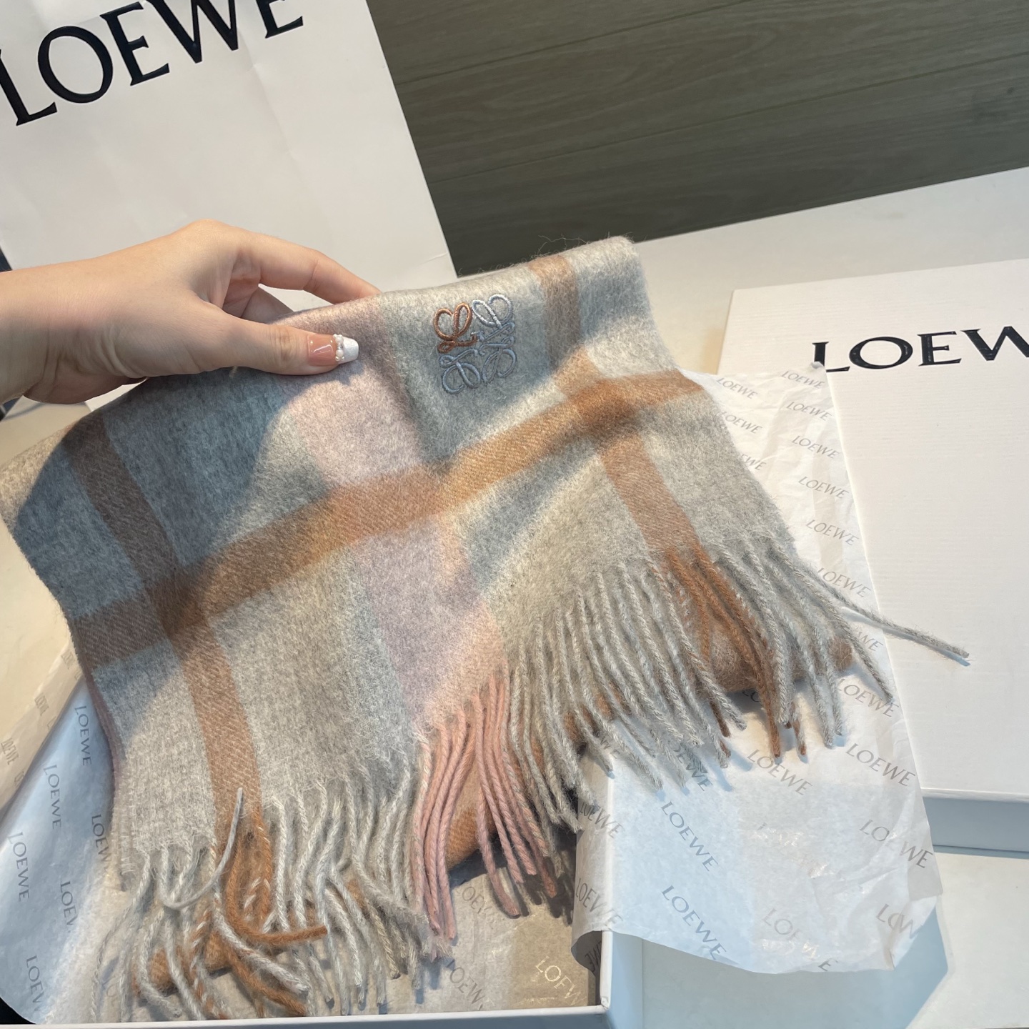 上新！Loewe · 罗意威️难得一见的温柔配色，低调又不失优雅❗️】重点推荐❗️双面配色，一条围巾两种风格搭配，高级舒