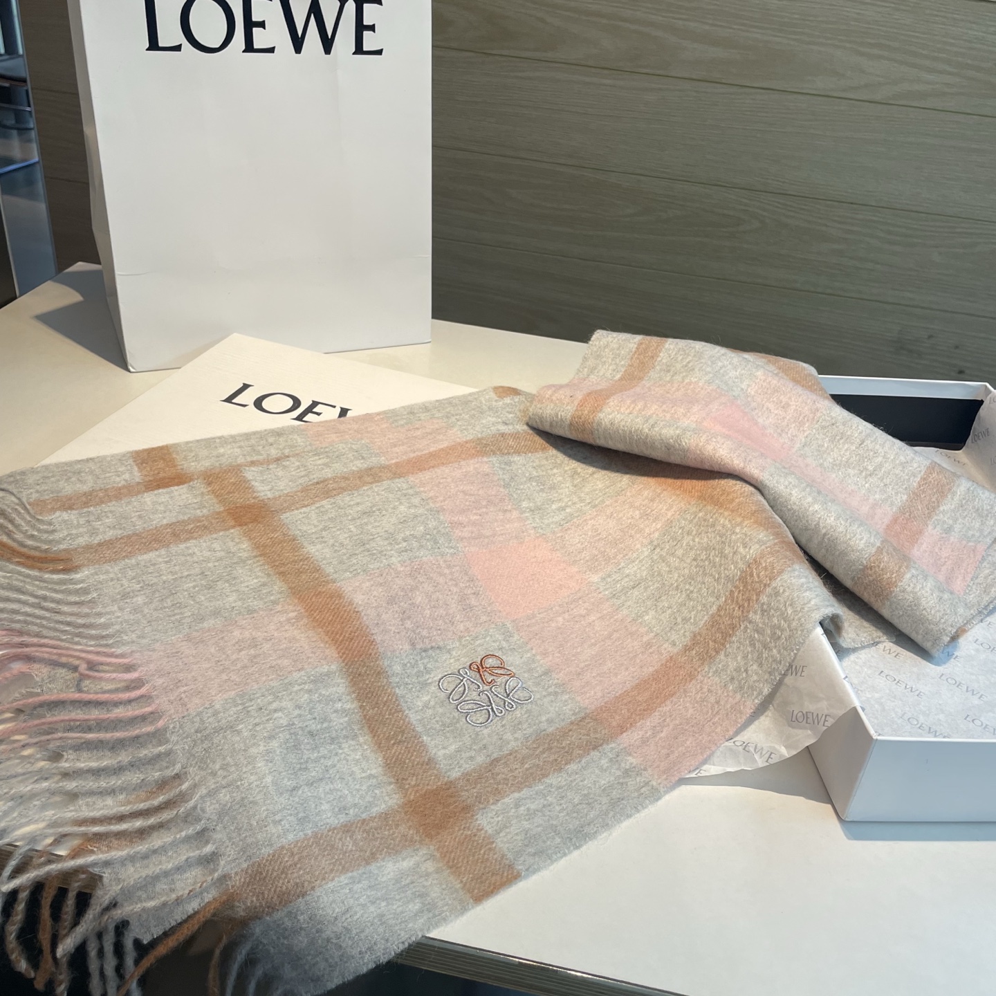 上新！Loewe · 罗意威️难得一见的温柔配色，低调又不失优雅❗️】重点推荐❗️双面配色，一条围巾两种风格搭配，高级舒