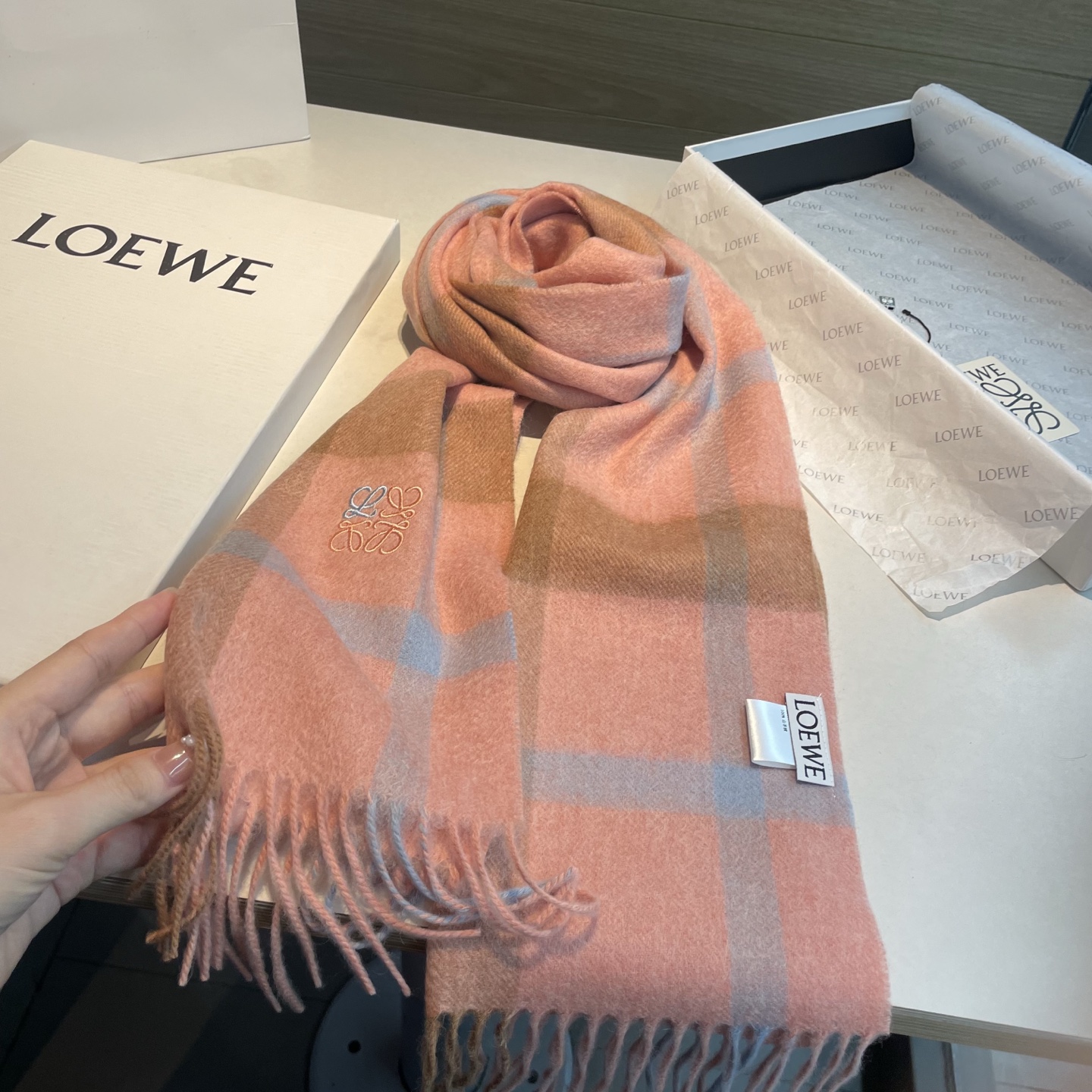 上新！Loewe · 罗意威️难得一见的温柔配色，低调又不失优雅❗️】重点推荐❗️双面配色，一条围巾两种风格搭配，高级舒