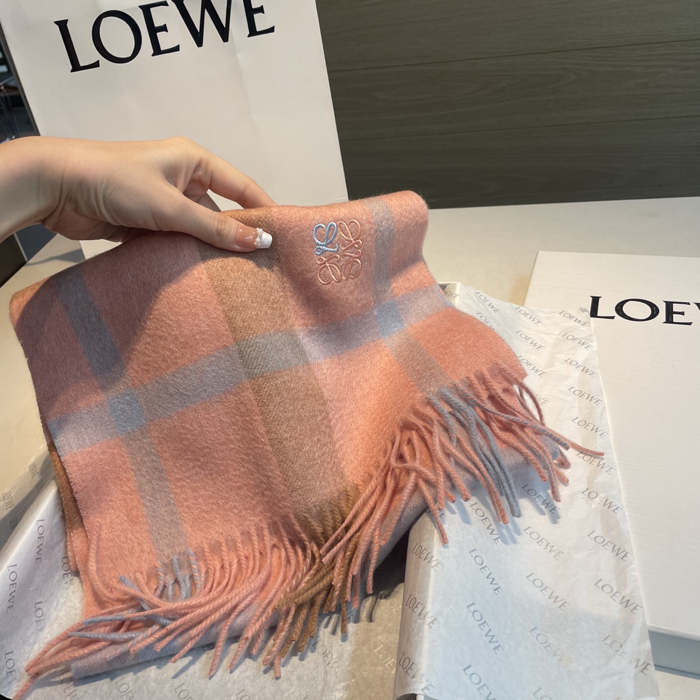 上新！Loewe · 罗意威️难得一见的温柔配色，低调又不失优雅❗️】重点推荐❗️双面配色，一条围巾两种风格搭配，高级舒