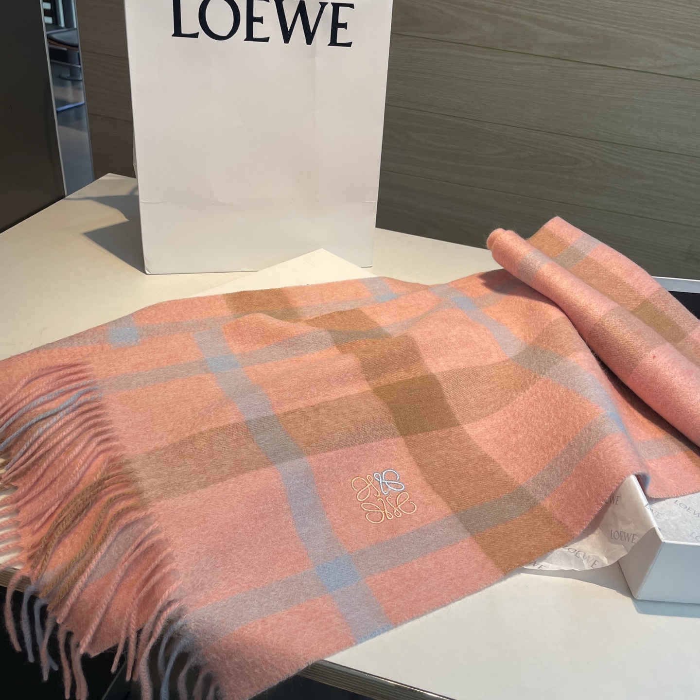 上新！Loewe · 罗意威️难得一见的温柔配色，低调又不失优雅❗️】重点推荐❗️双面配色，一条围巾两种风格搭配，高级舒