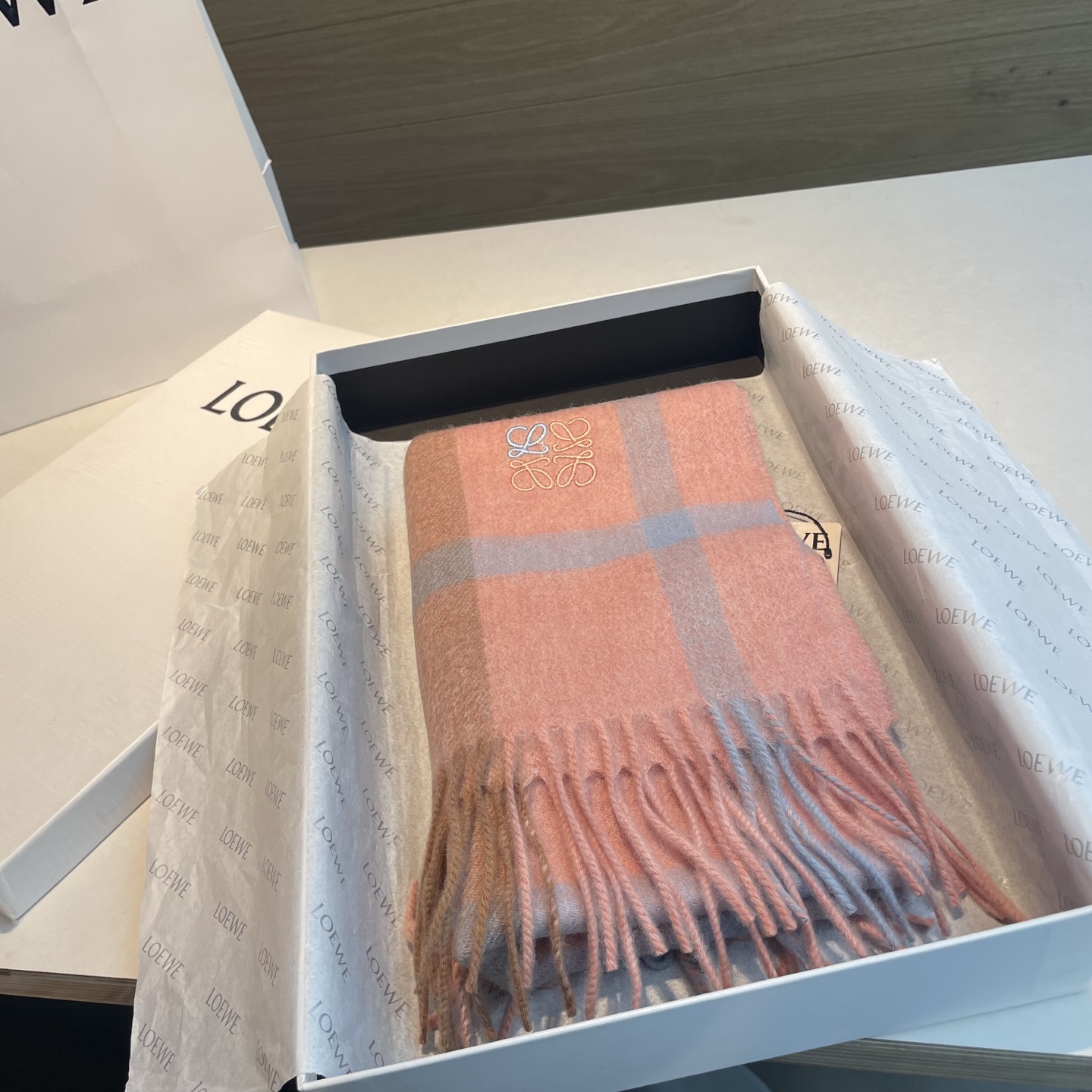 上新！Loewe · 罗意威️难得一见的温柔配色，低调又不失优雅❗️】重点推荐❗️双面配色，一条围巾两种风格搭配，高级舒