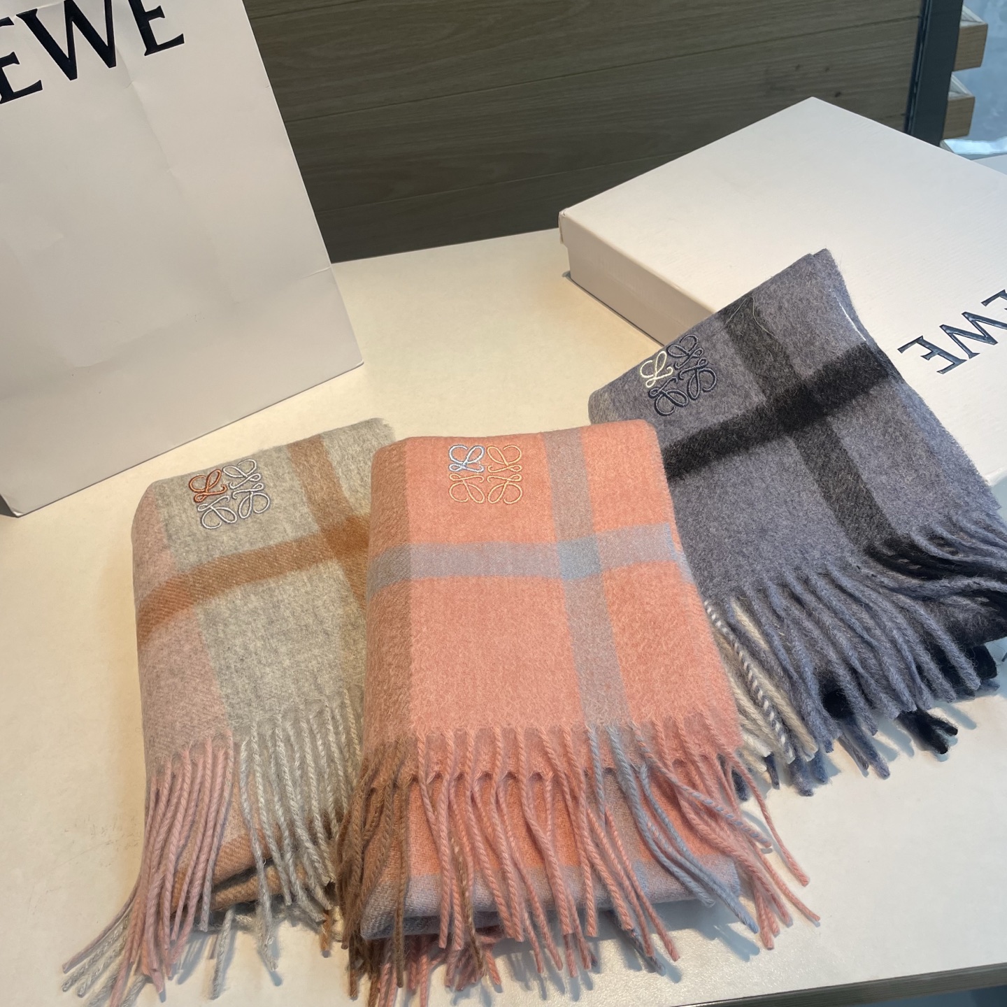 上新！Loewe · 罗意威️难得一见的温柔配色，低调又不失优雅❗️】重点推荐❗️双面配色，一条围巾两种风格搭配，高级舒