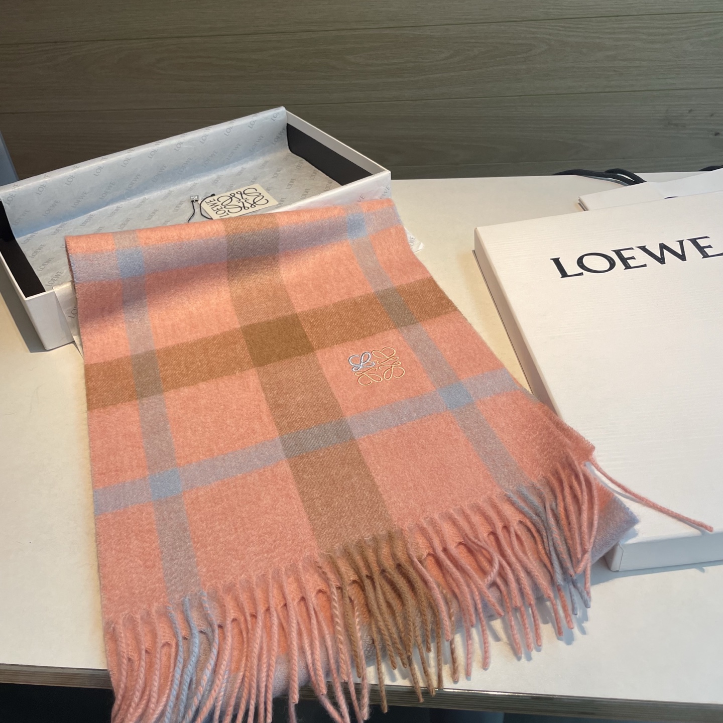 上新！Loewe · 罗意威️难得一见的温柔配色，低调又不失优雅❗️】重点推荐❗️双面配色，一条围巾两种风格搭配，高级舒