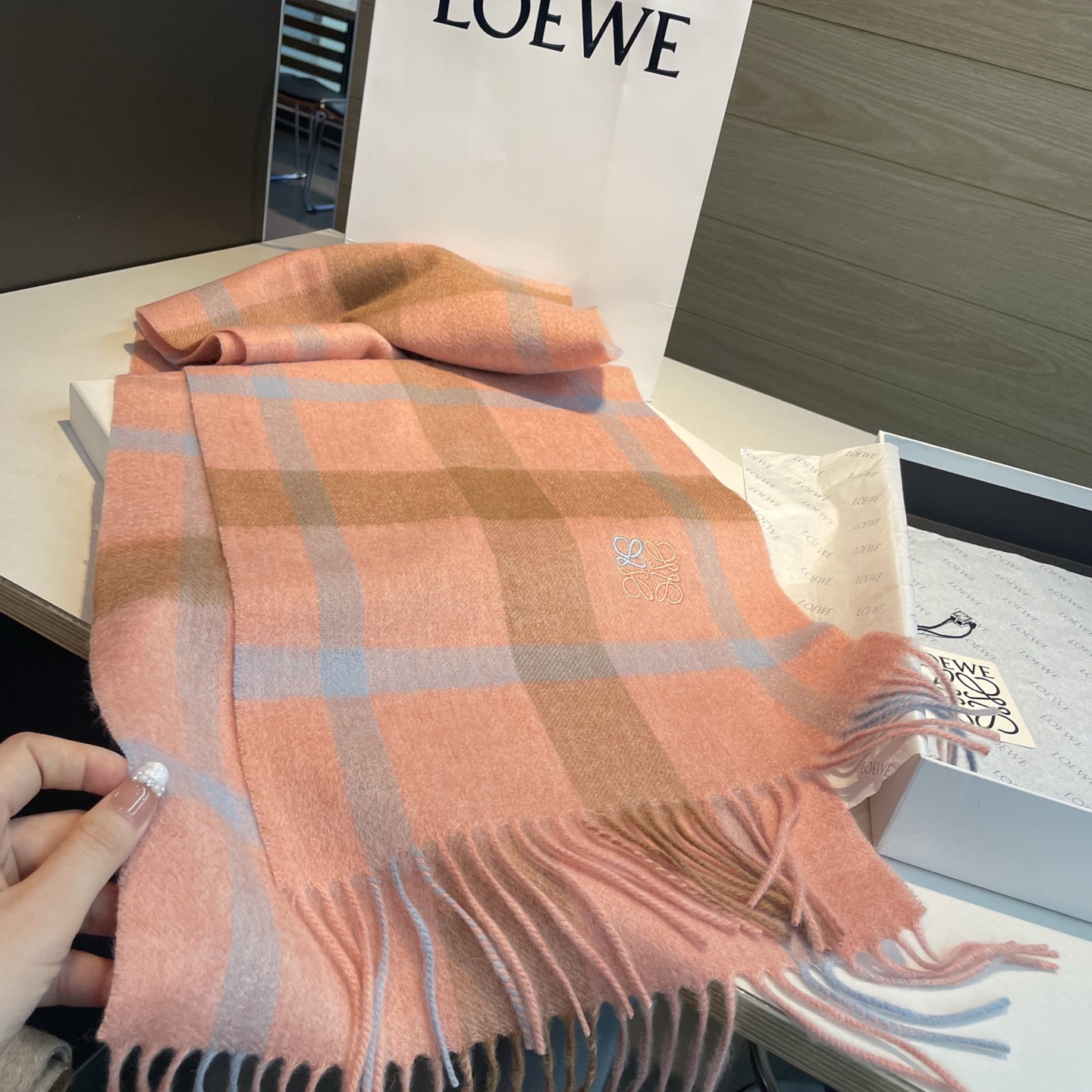 上新！Loewe · 罗意威️难得一见的温柔配色，低调又不失优雅❗️】重点推荐❗️双面配色，一条围巾两种风格搭配，高级舒