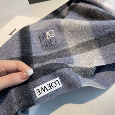 上新!Loewe · 罗意威️难得一见的温柔配色,低调又不失优雅❗️】重点推荐❗️双面配色,一条围巾两种风格搭配,高级舒 上新!Loewe · 罗意威️难得一见的温柔配色,低调又不失优雅❗️】重点推荐❗️双面配色,一条围巾两种风格搭配,高级舒