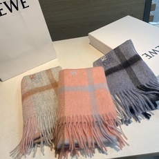 上新!Loewe · 罗意威️难得一见的温柔配色,低调又不失优雅❗️】重点推荐❗️双面配色,一条围巾两种风格搭配,高级舒 上新!Loewe · 罗意威️难得一见的温柔配色,低调又不失优雅❗️】重点推荐❗️双面配色,一条围巾两种风格搭配,高级舒