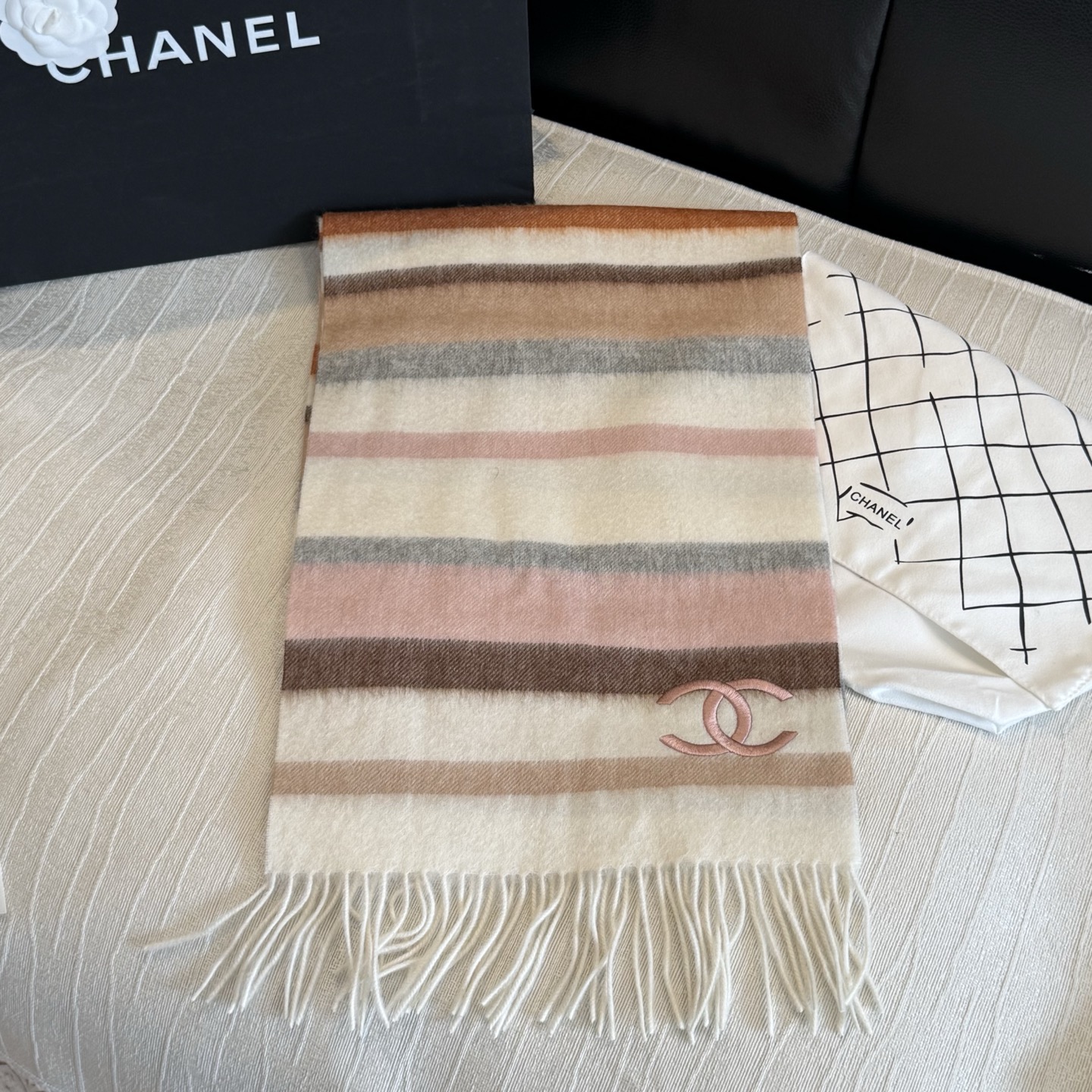 🆕 【CHANEL·香奈儿 】喜欢有颜值，高质量的亲可入手，名媛单品，无论怎么搭配都是满满的气质感，100%极品山羊绒水