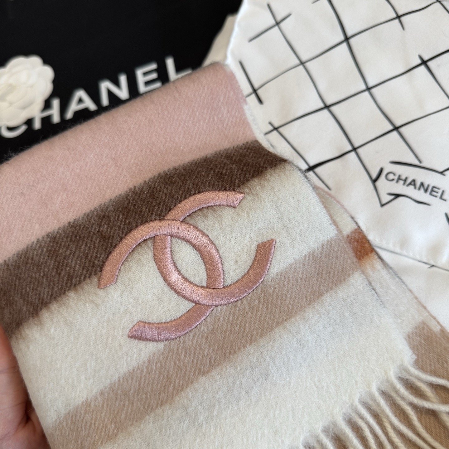 🆕 【CHANEL·香奈儿 】喜欢有颜值，高质量的亲可入手，名媛单品，无论怎么搭配都是满满的气质感，100%极品山羊绒水