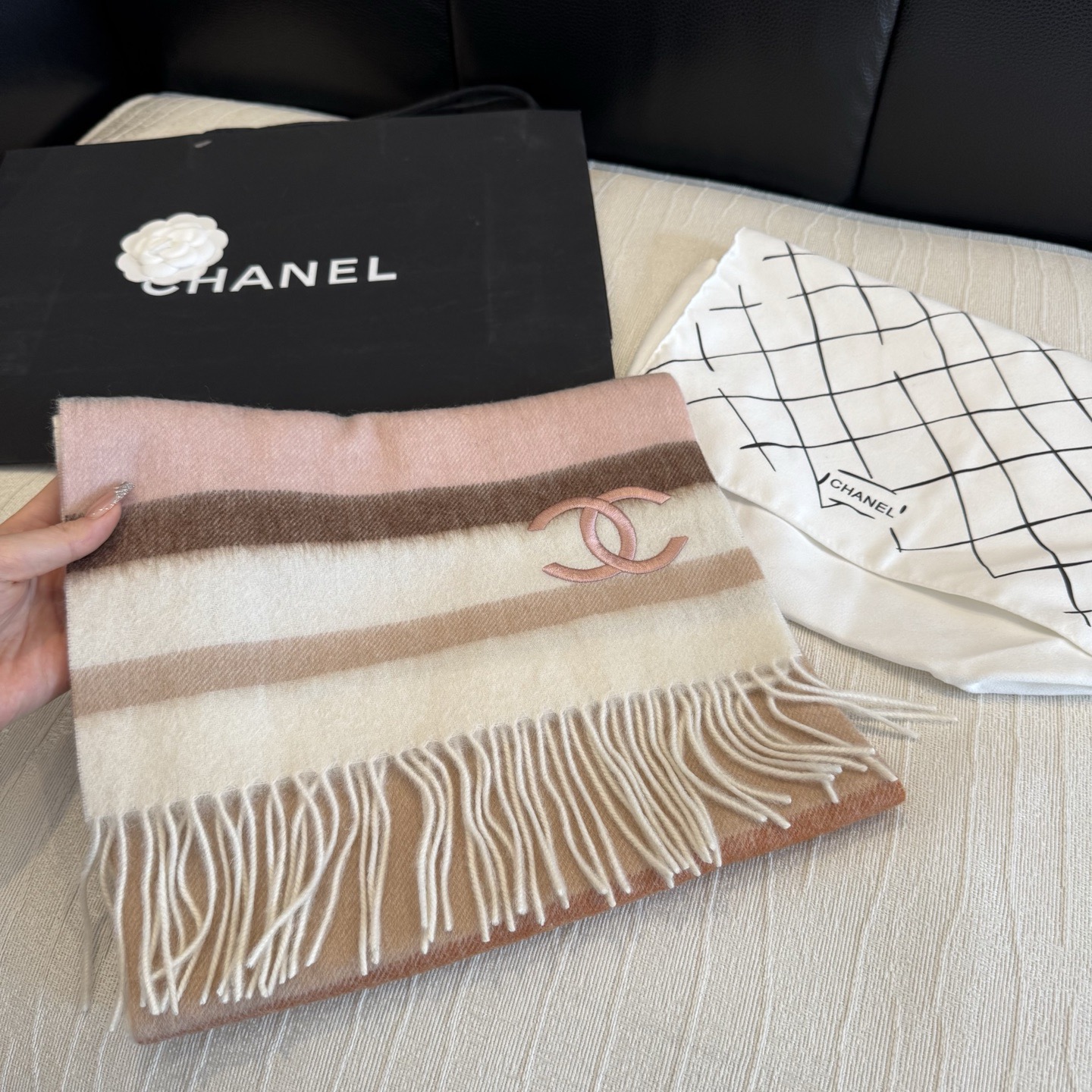 🆕 【CHANEL·香奈儿 】喜欢有颜值，高质量的亲可入手，名媛单品，无论怎么搭配都是满满的气质感，100%极品山羊绒水