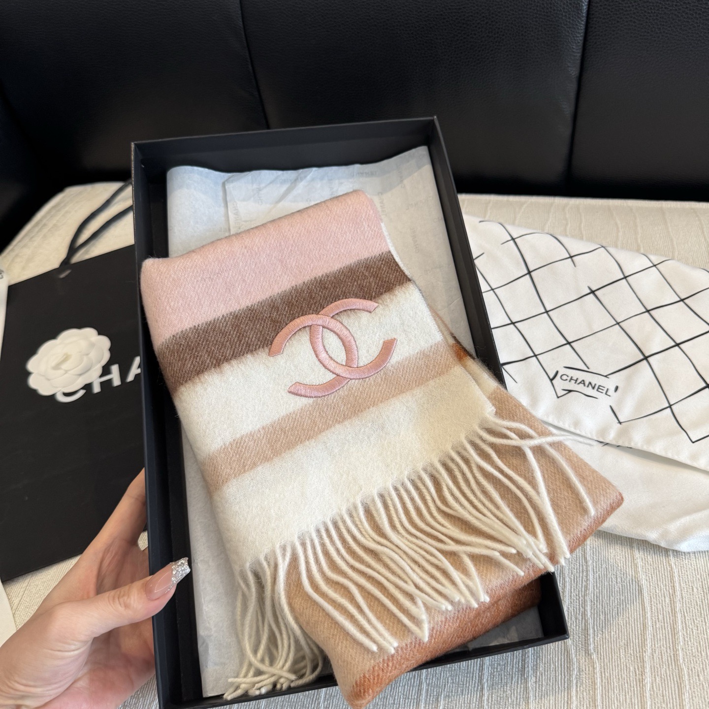🆕 【CHANEL·香奈儿 】喜欢有颜值，高质量的亲可入手，名媛单品，无论怎么搭配都是满满的气质感，100%极品山羊绒水