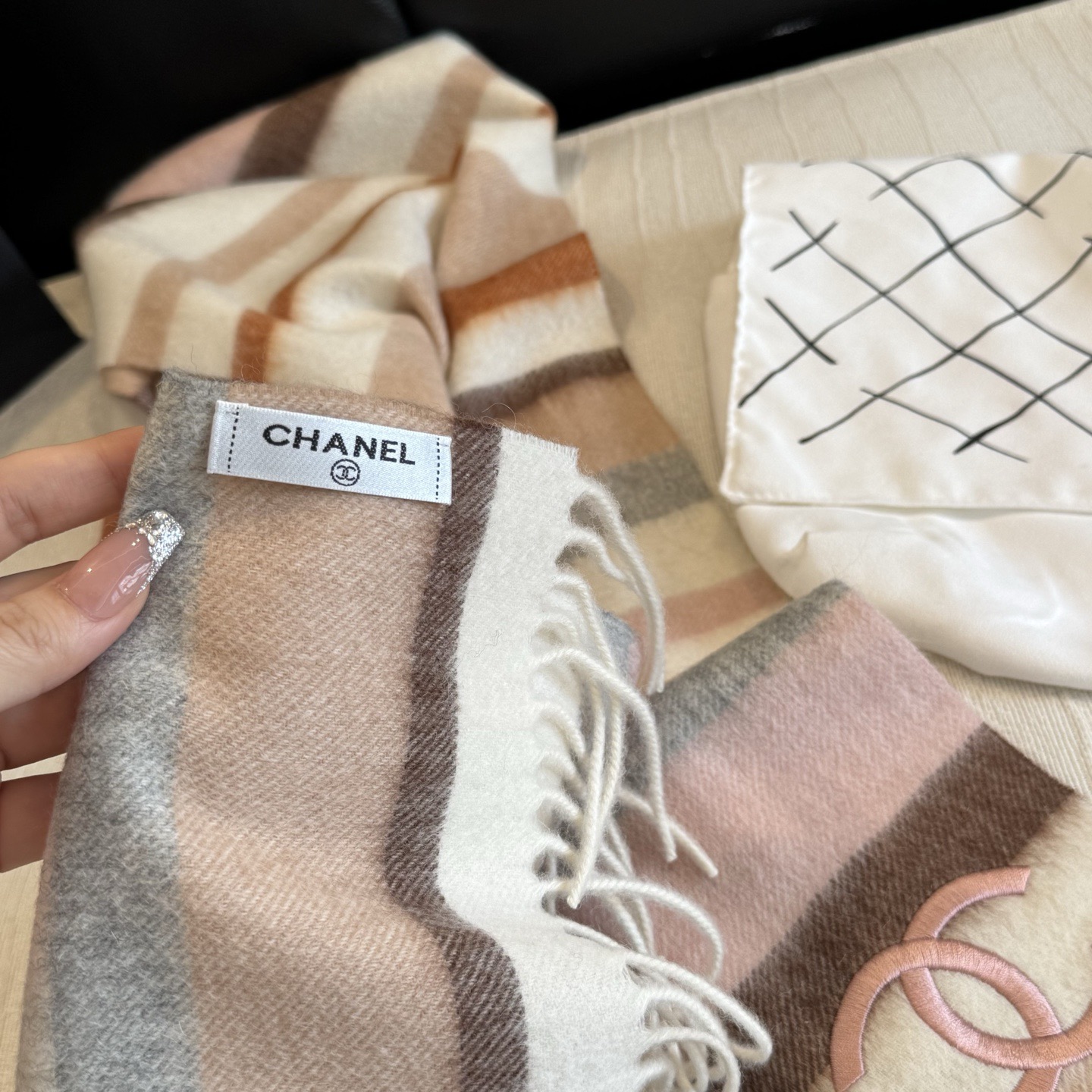 🆕 【CHANEL·香奈儿 】喜欢有颜值，高质量的亲可入手，名媛单品，无论怎么搭配都是满满的气质感，100%极品山羊绒水