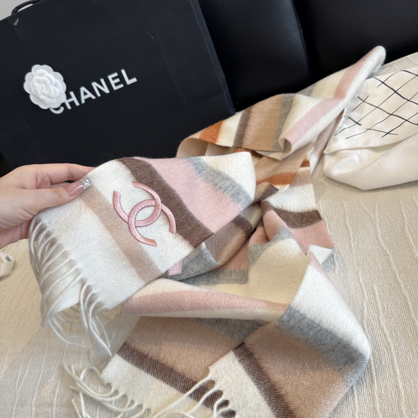 🆕 【CHANEL·香奈儿 】喜欢有颜值，高质量的亲可入手，名媛单品，无论怎么搭配都是满满的气质感，100%极品山羊绒水